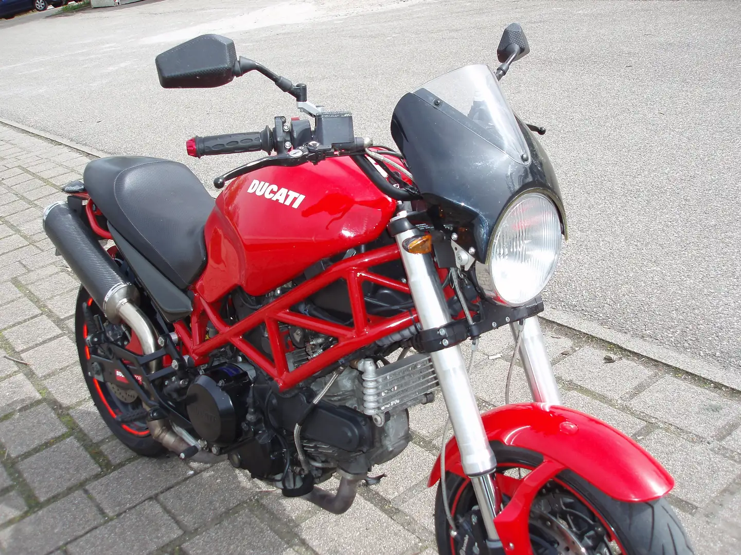Ducati Monster 695 crvena - 1