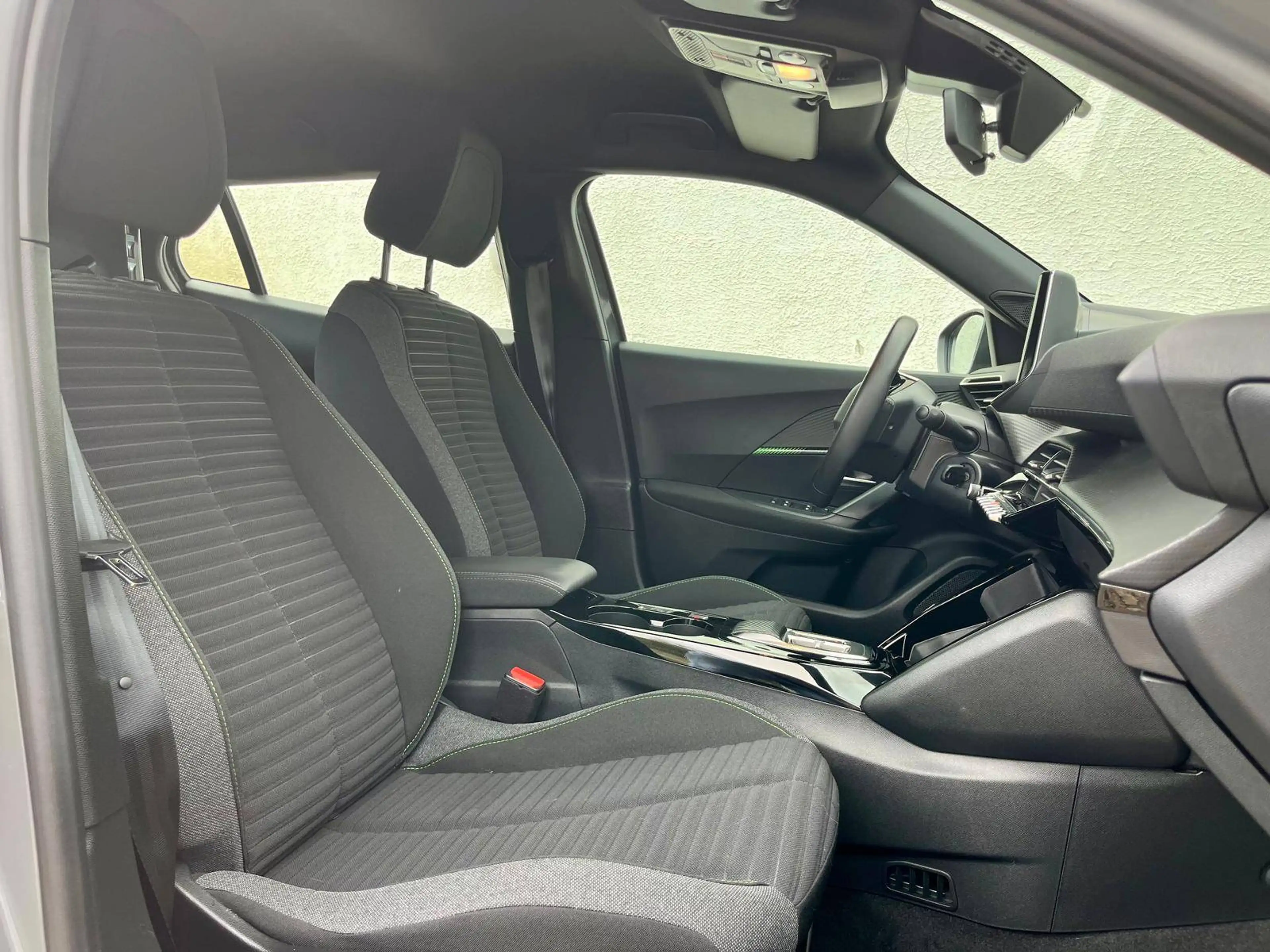 Peugeot e-2008 50 kWh Active (Nouveau-modèle) LED/CARPLAY/CLIM-AUTO/CRUISE/PDC — photo 9