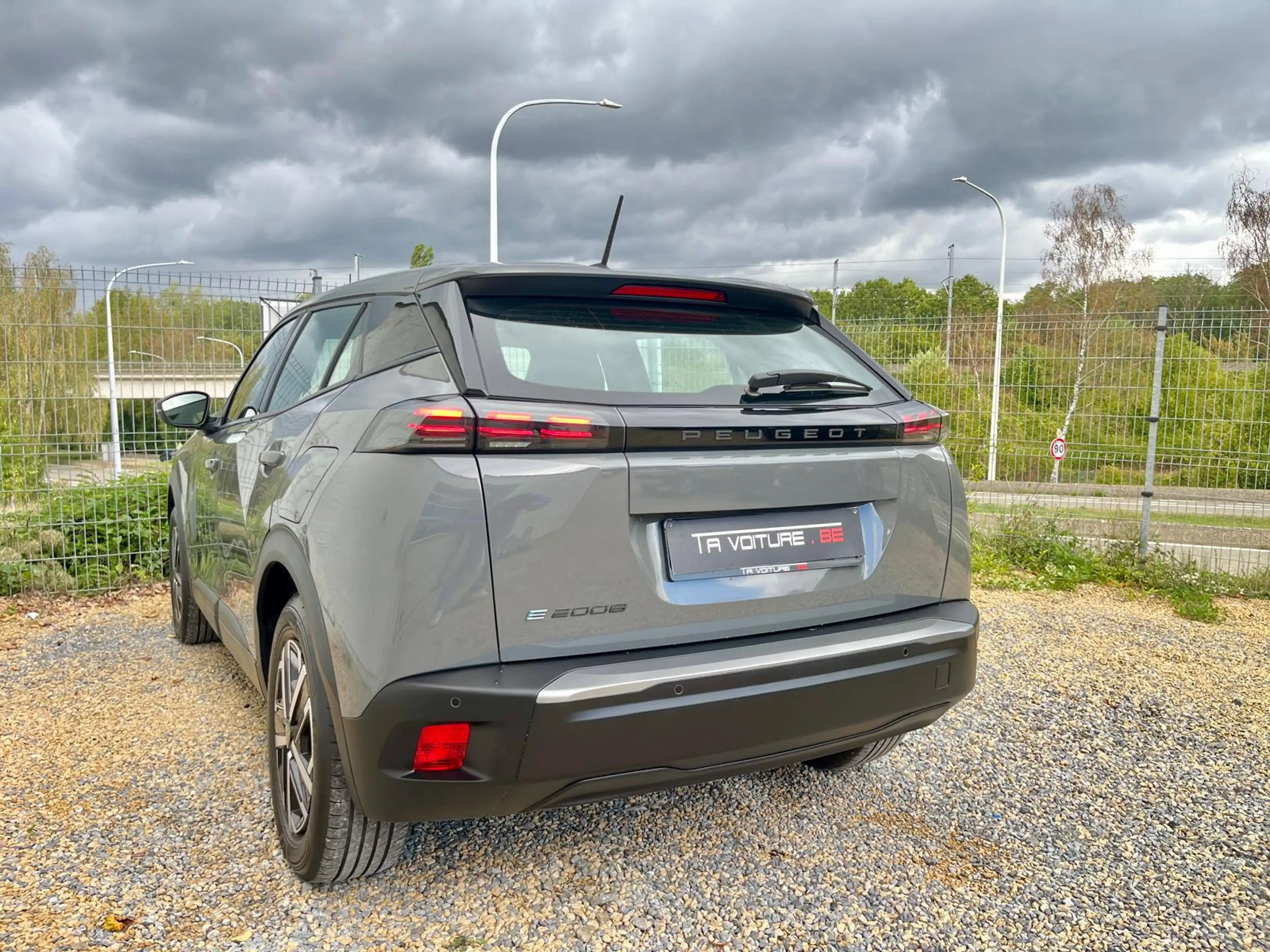 Peugeot e-2008 50 kWh Active (Nouveau-modèle) LED/CARPLAY/CLIM-AUTO/CRUISE/PDC — photo 3