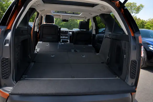 Land Rover Discovery view 13