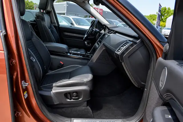 Land Rover Discovery view 3