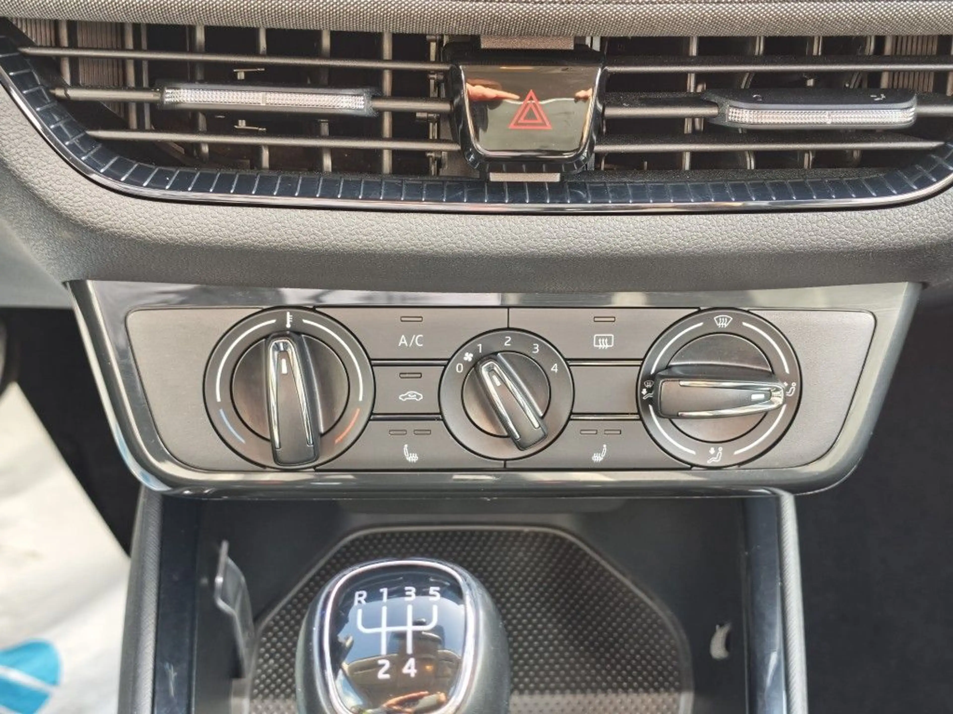 Skoda Fabia 1.0 TSI Tour *Navi,Klima,Sitzhzg,APP,LED,PDC* — photo 13