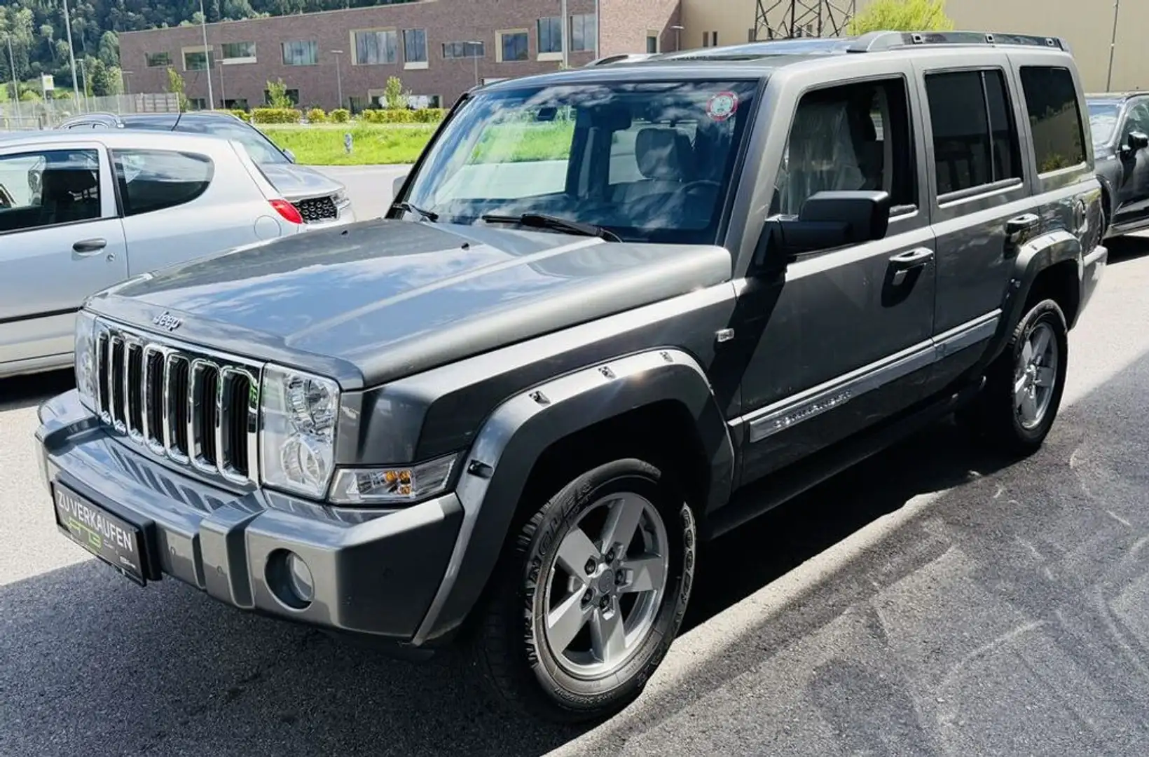 Jeep Commander 5,7 V8 HEMI Limited Grau - 2