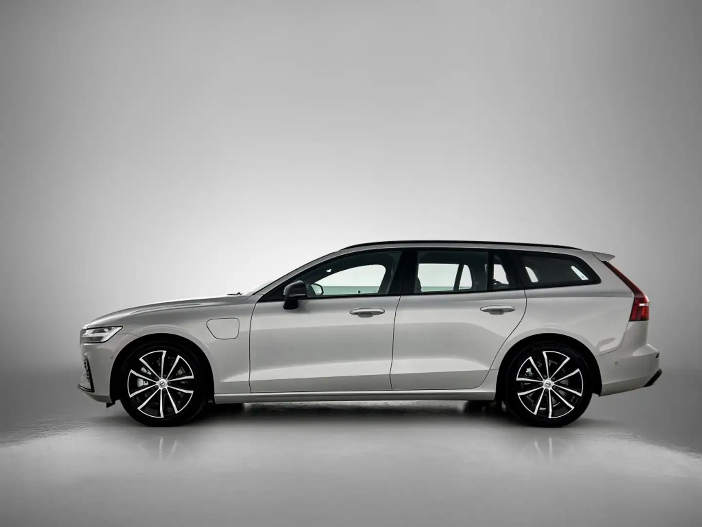 Volvo V60 2.0 T6 AWD Plus Dark | Trekhaak | Voorruit verwarm Grijs - 2
