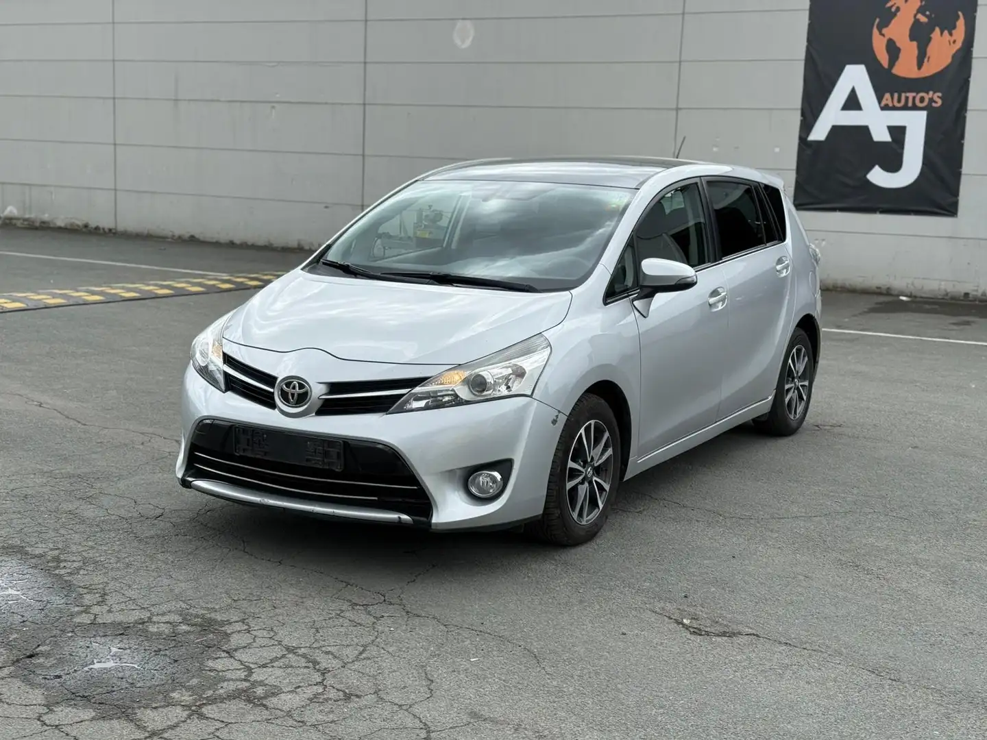 Toyota Verso 1.6 D-4D Business Plus 5pl. Argent - 1
