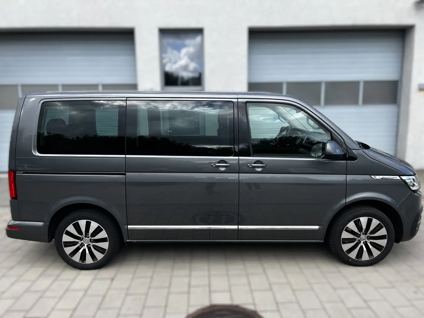 Volkswagen T6.1 Multivan Multivan Highline 4MOTION AHK Standhzg Gris - 2