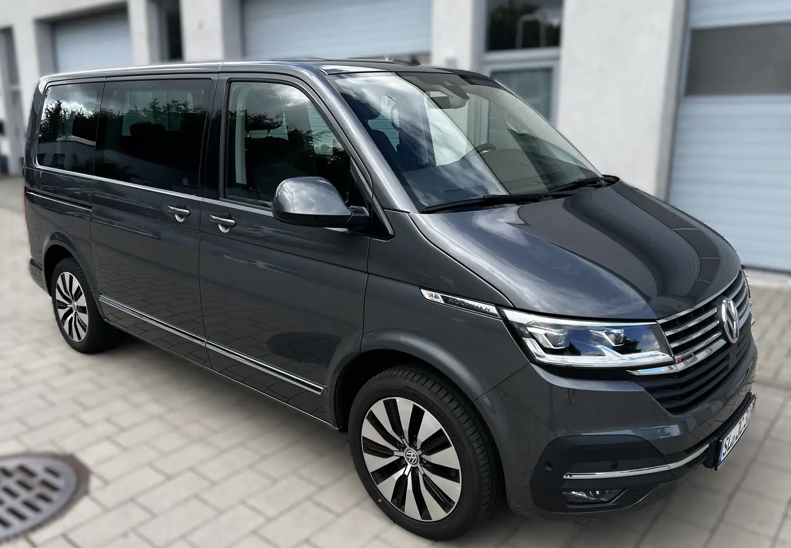 Volkswagen T6.1 Multivan Multivan Highline 4MOTION AHK Standhzg Gris - 1