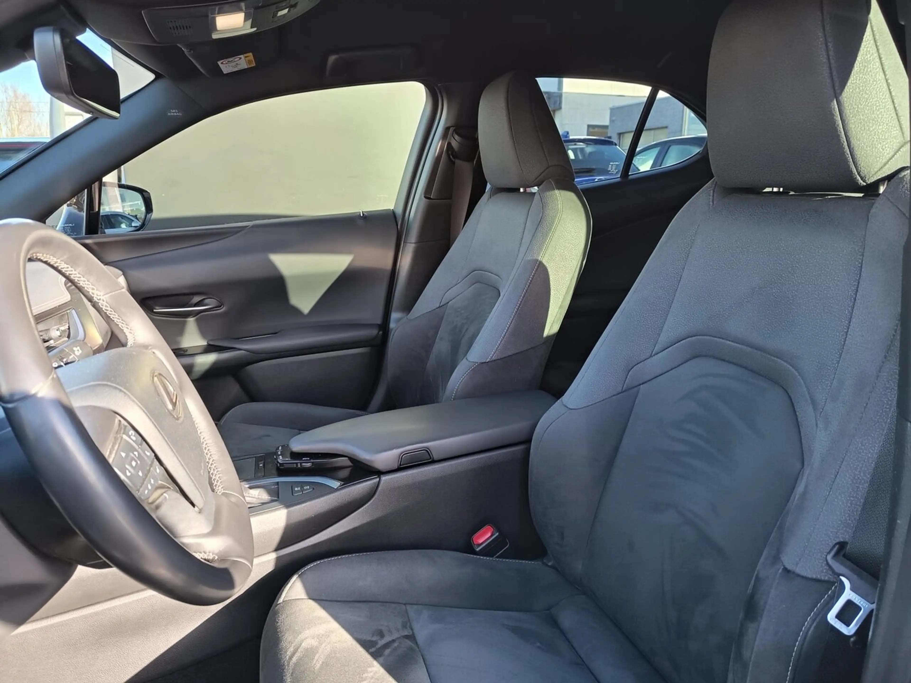 Lexus UX 250h AUTOMAAT / Hybrid / DAB / Camera / Adaptieve Cr... — photo 9