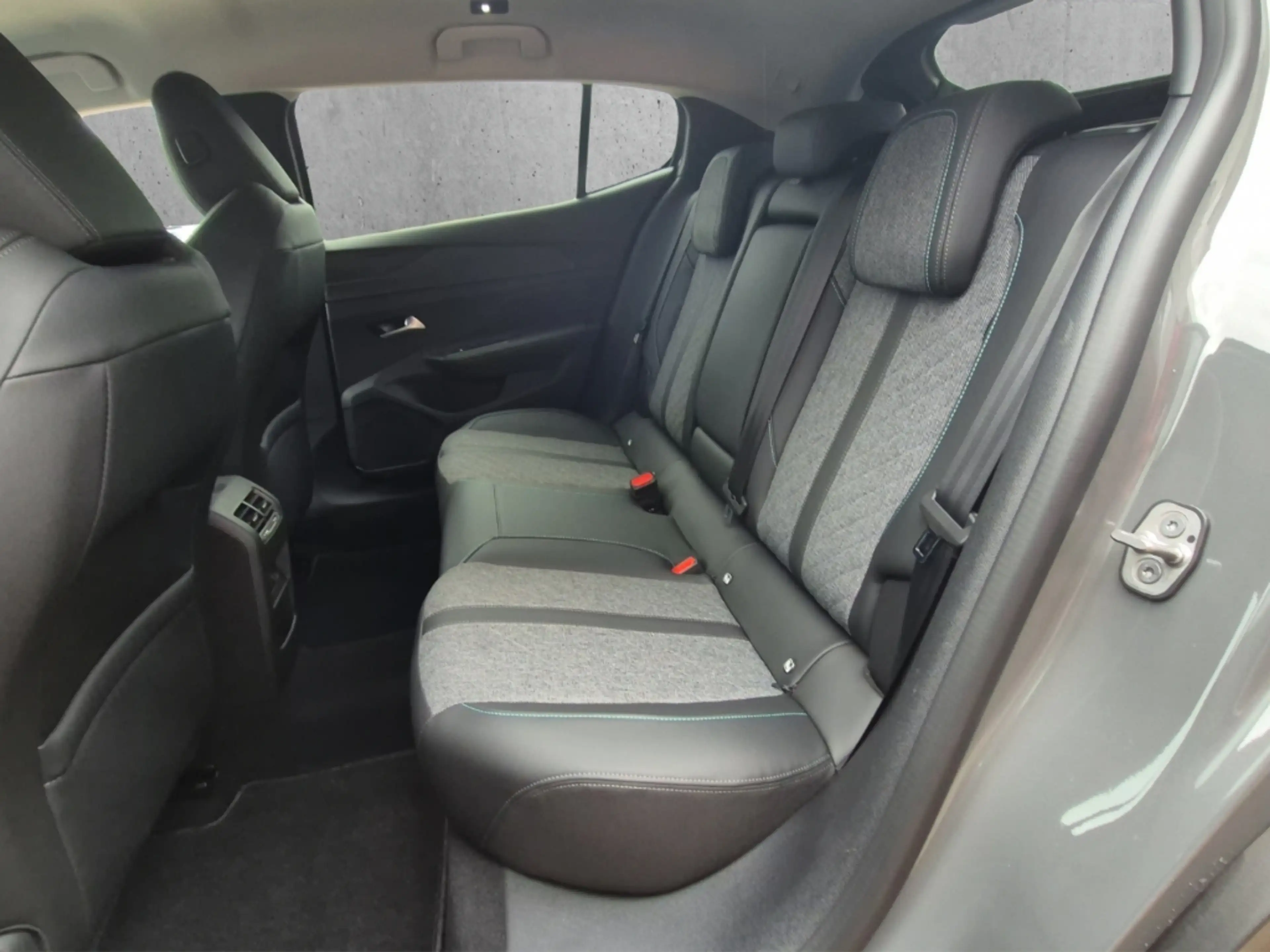 Peugeot 408 Allure PT 130 EAT8 Navi LED ACC Apple CarPlay Andr — photo 8