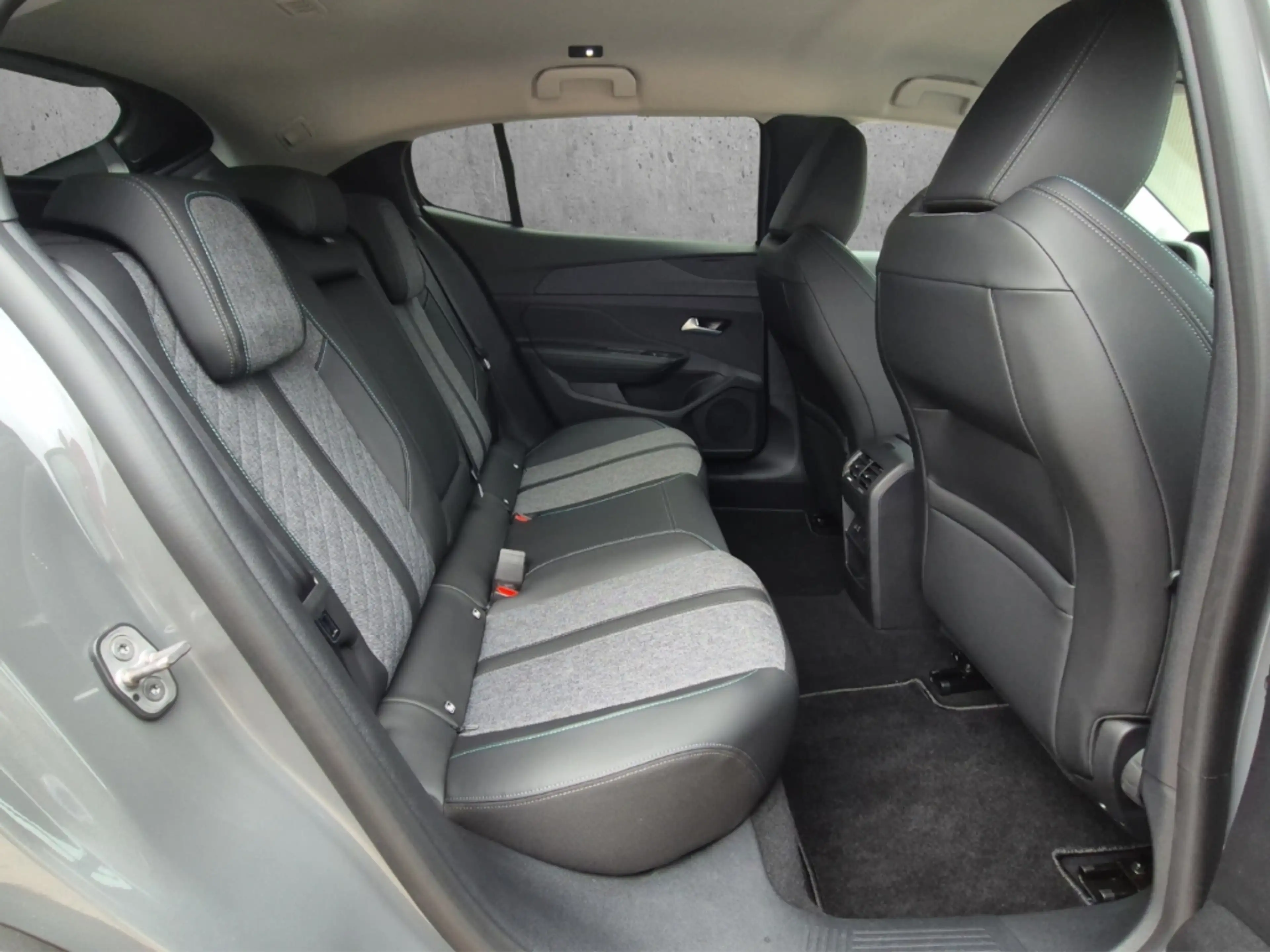 Peugeot 408 Allure PT 130 EAT8 Navi LED ACC Apple CarPlay Andr — photo 14