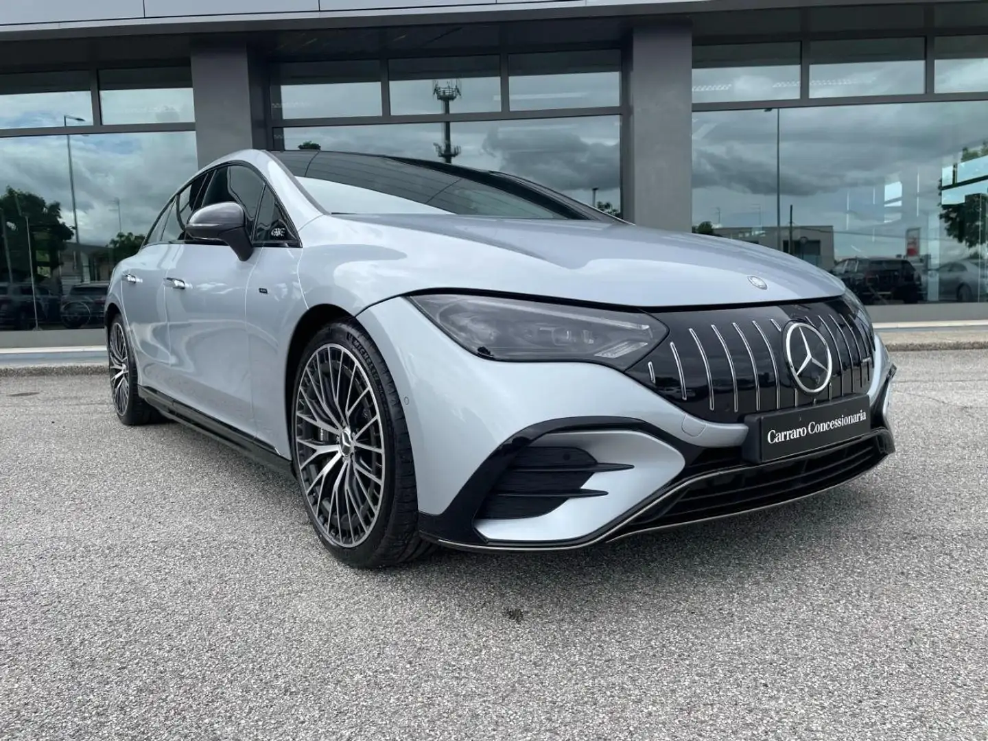Mercedes-Benz EQE 43 AMG Premium Plus 4matic srebrna - 1