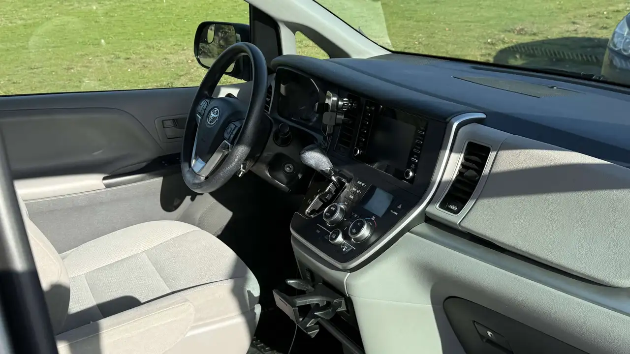 Toyota Sienna снимка Toyota Sienna