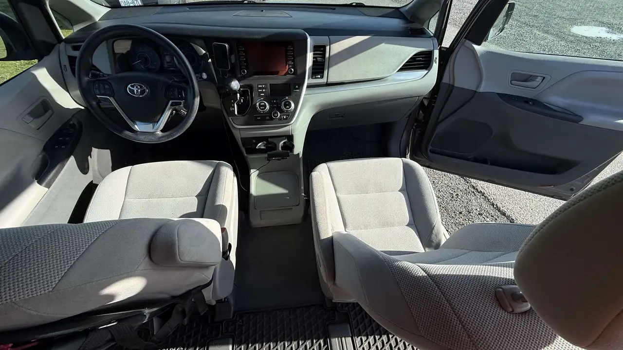 Toyota Sienna снимка Toyota Sienna