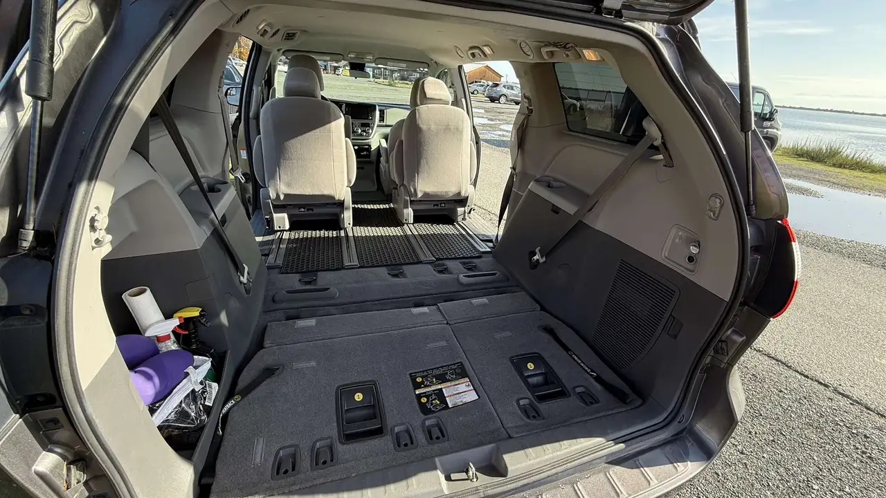 Toyota Sienna снимка Toyota Sienna