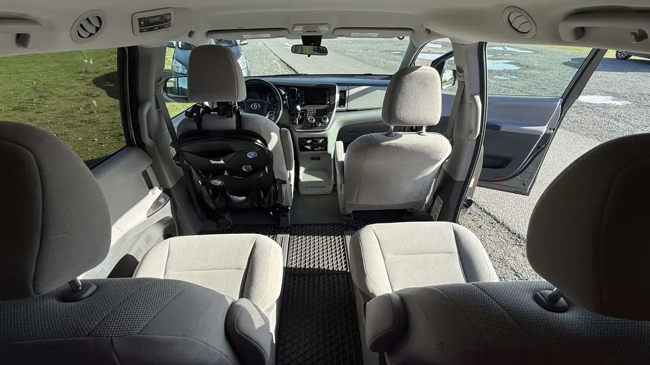 Toyota Sienna снимка Toyota Sienna