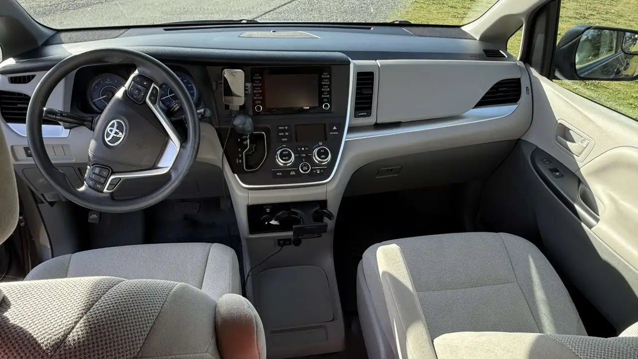 Toyota Sienna снимка Toyota Sienna