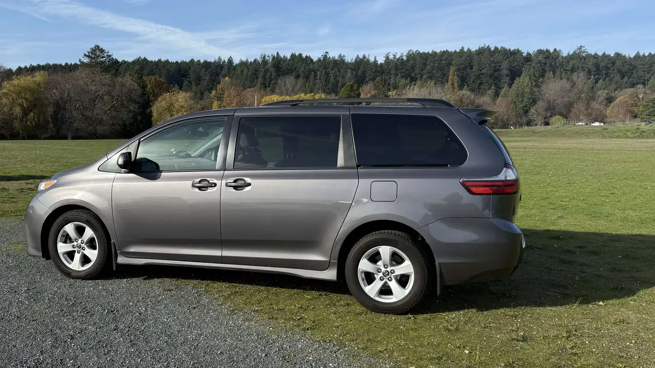 Toyota Sienna снимка Toyota Sienna