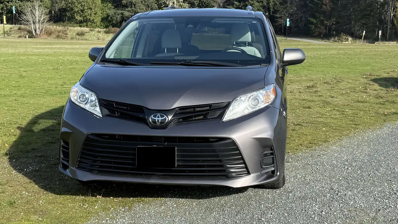 Toyota Sienna снимка Toyota Sienna
