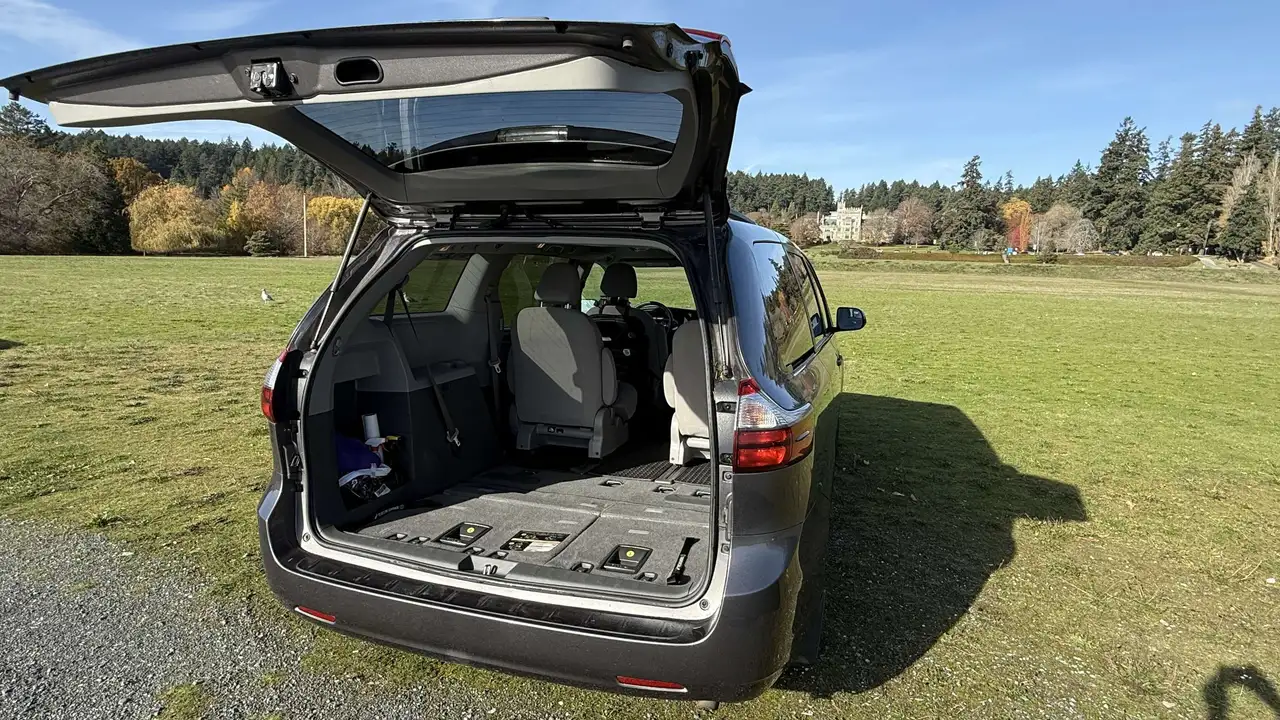 Toyota Sienna снимка Toyota Sienna