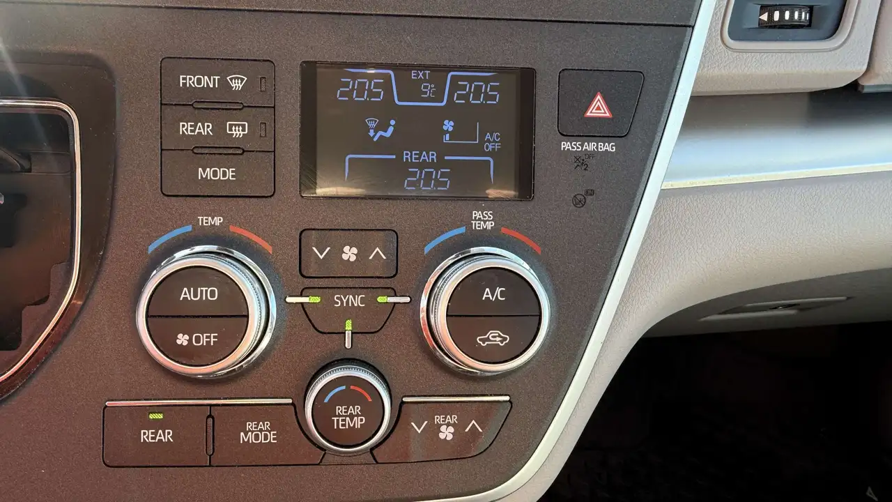 Toyota Sienna снимка Toyota Sienna