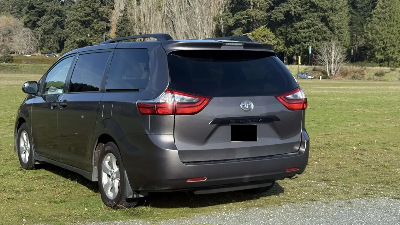 Toyota Sienna снимка Toyota Sienna