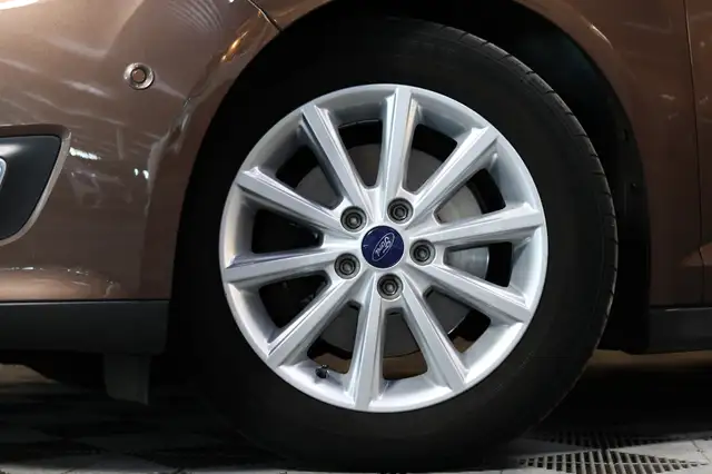 Ford C-Max view 4