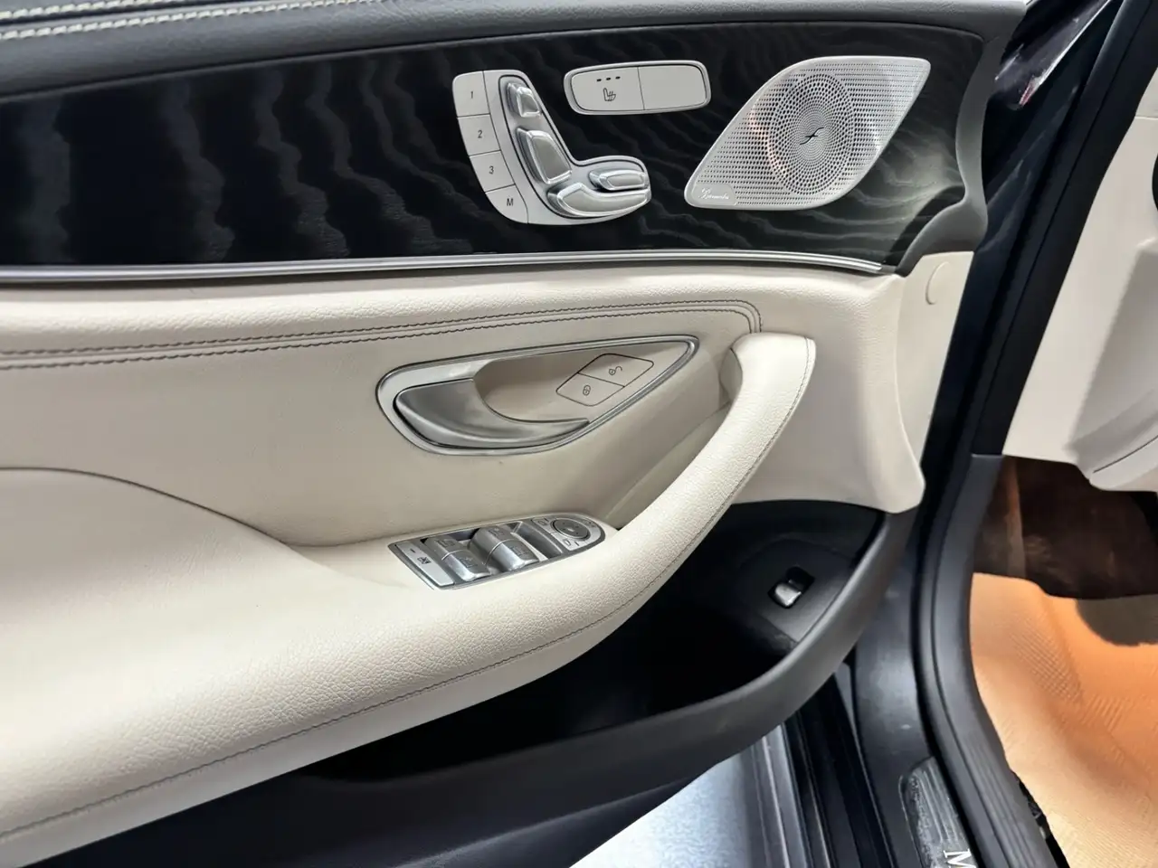 Mercedes-Benz CLS снимка Mercedes-Benz CLS