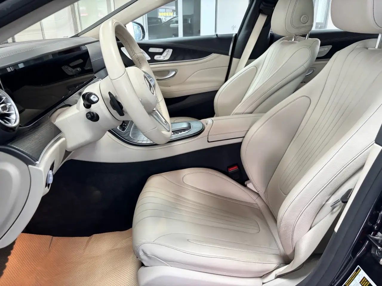 Mercedes-Benz CLS снимка Mercedes-Benz CLS