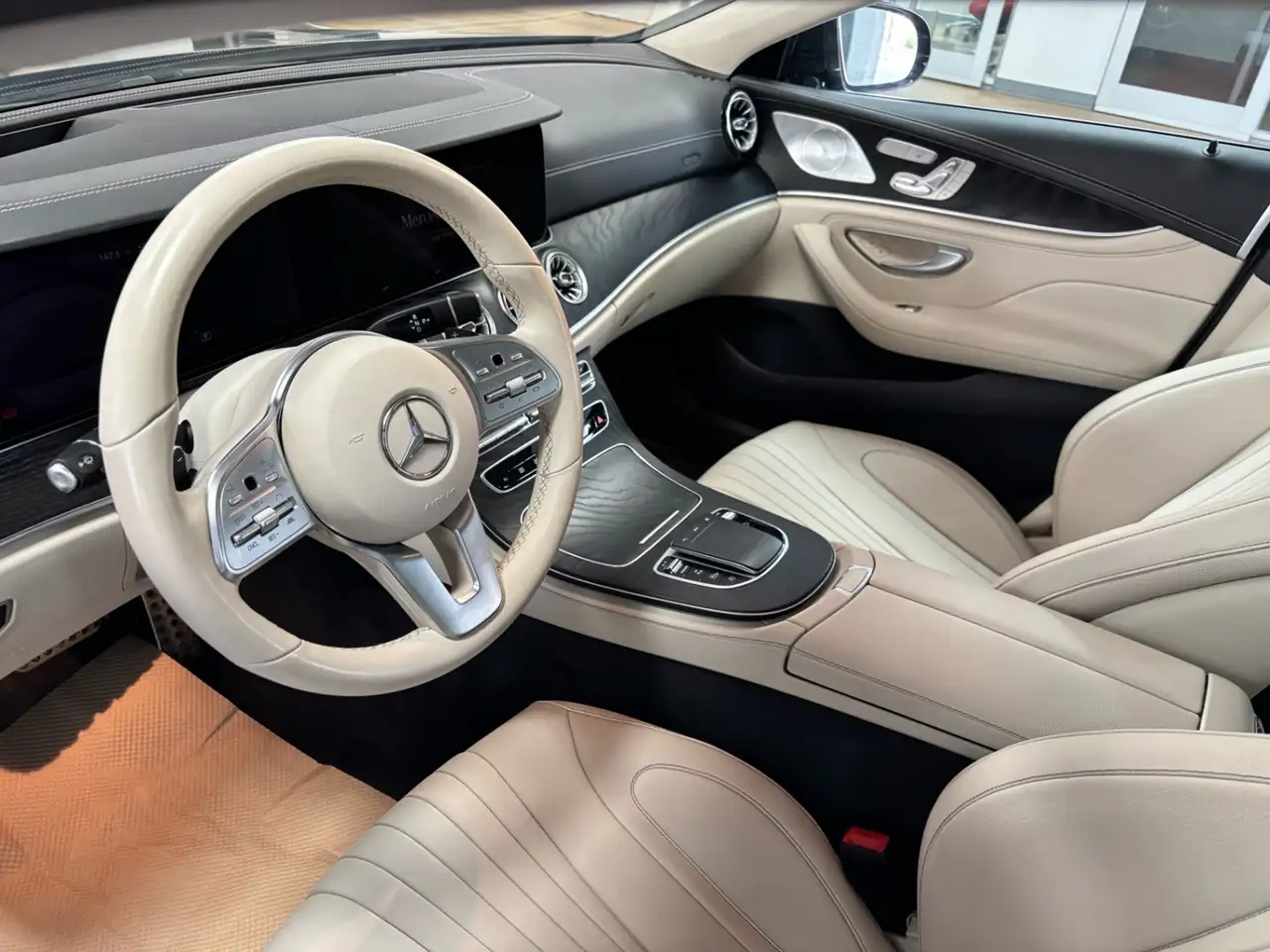 Mercedes-Benz CLS снимка Mercedes-Benz CLS