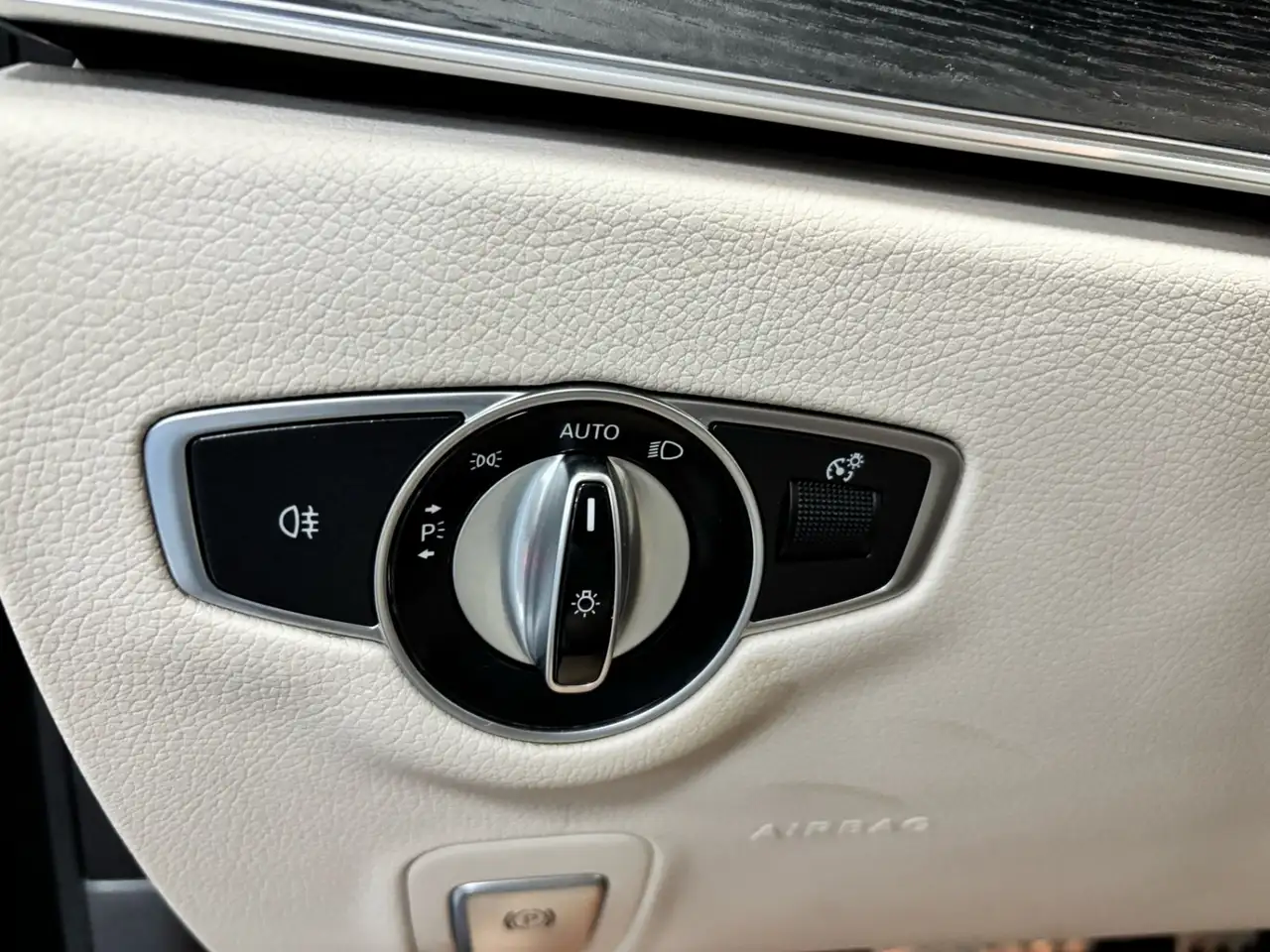Mercedes-Benz CLS снимка Mercedes-Benz CLS