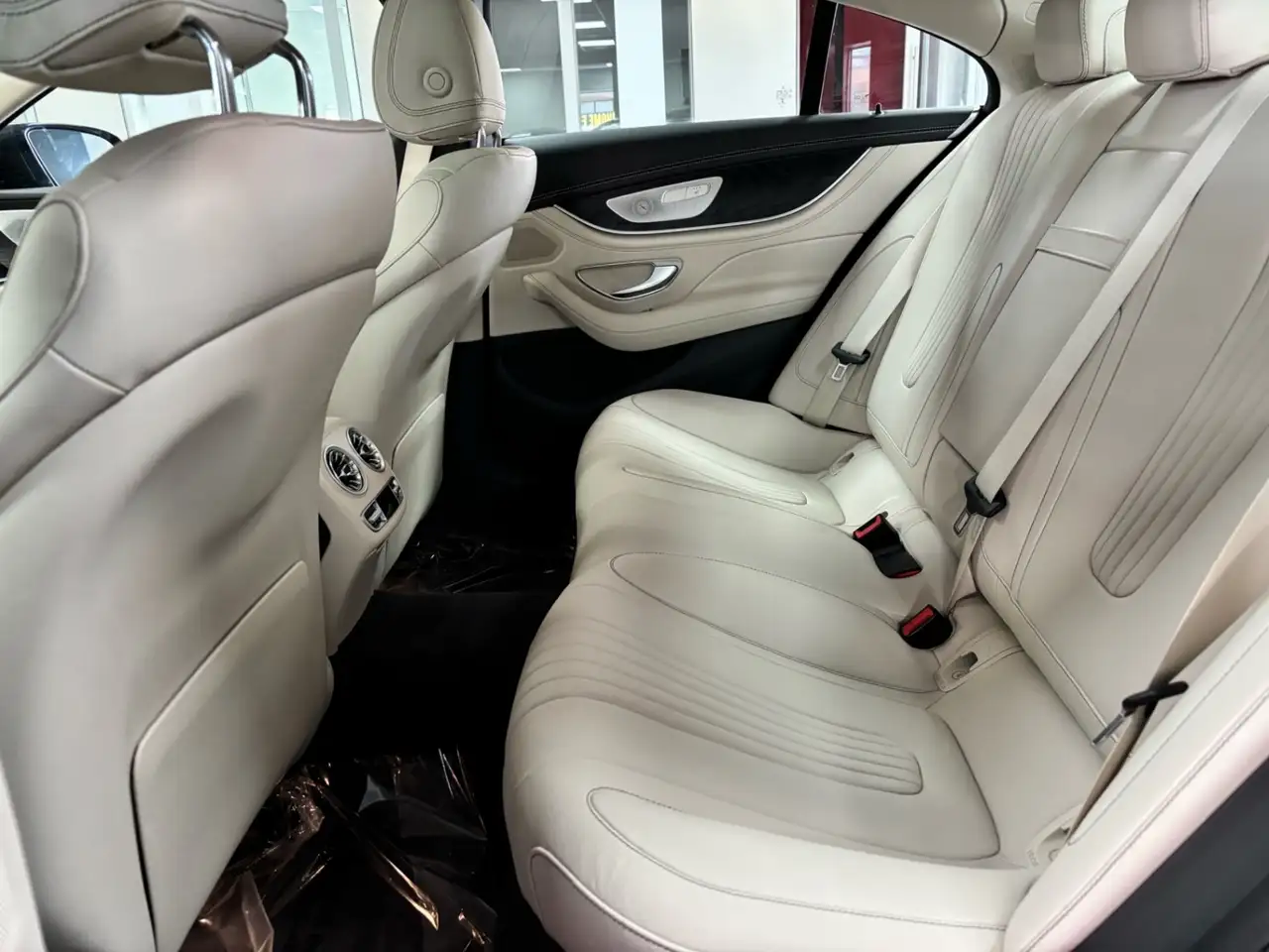 Mercedes-Benz CLS снимка Mercedes-Benz CLS