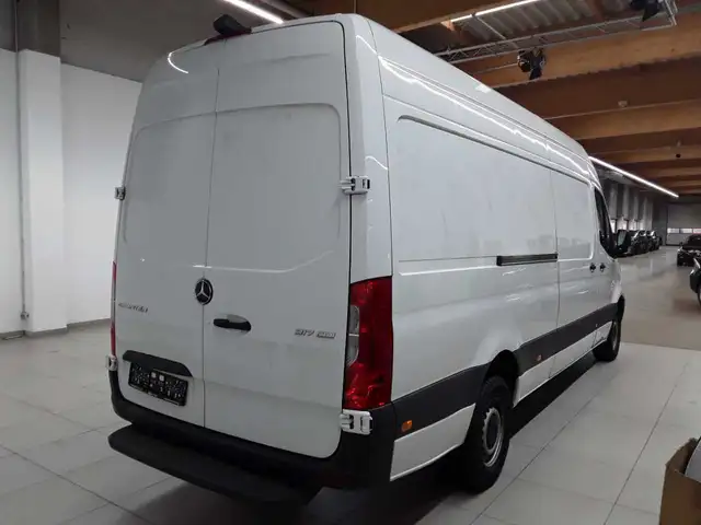 Mercedes-Benz Sprinter view 4