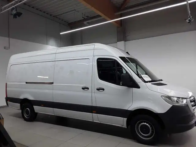 Mercedes-Benz Sprinter view 3