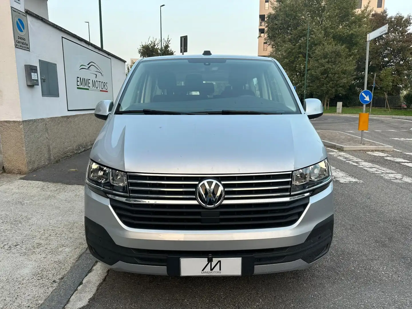 Volkswagen T6.1 Caravelle 2.0TDI Comfortline Kombi - 9 POSTI NAV/PDC/CARPLAY Argento - 2