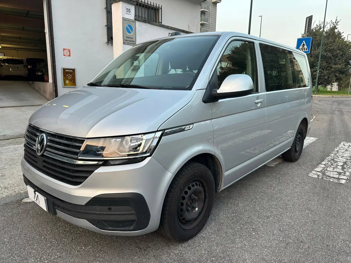 Volkswagen T6.1 Caravelle 2.0TDI Comfortline Kombi - 9 POSTI NAV/PDC/CARPLAY Argento - 1