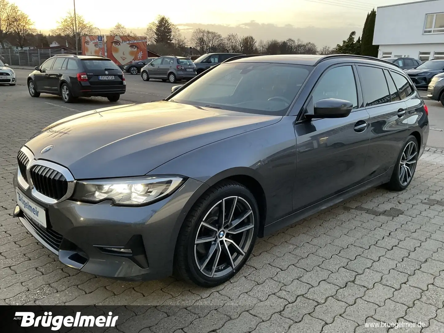 BMW 320 320d xDrive Touring Sport Aut.+STHZ+AHK+PANO+HUD Grijs - 2