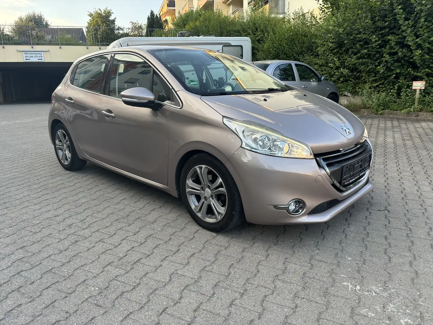 Peugeot 208 208  5-Türer 120 VTI Allure, ALU,LEDER,KLIMA Violet - 2