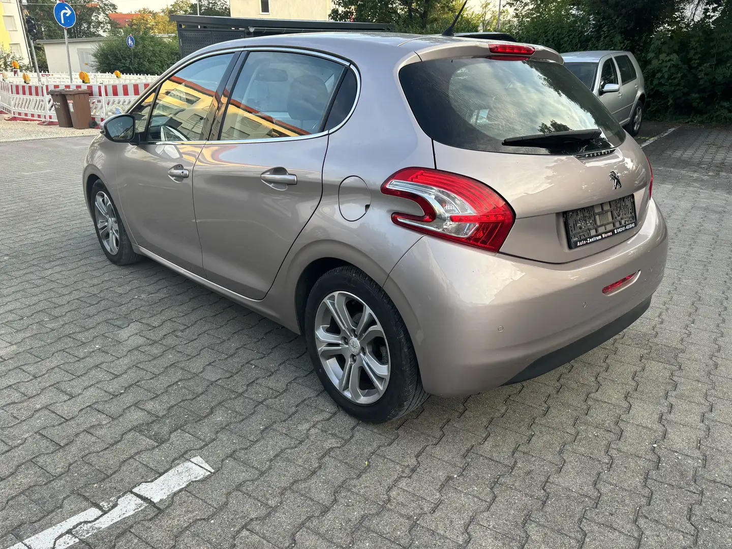 Peugeot 208 208  5-Türer 120 VTI Allure, ALU,LEDER,KLIMA Violet - 1