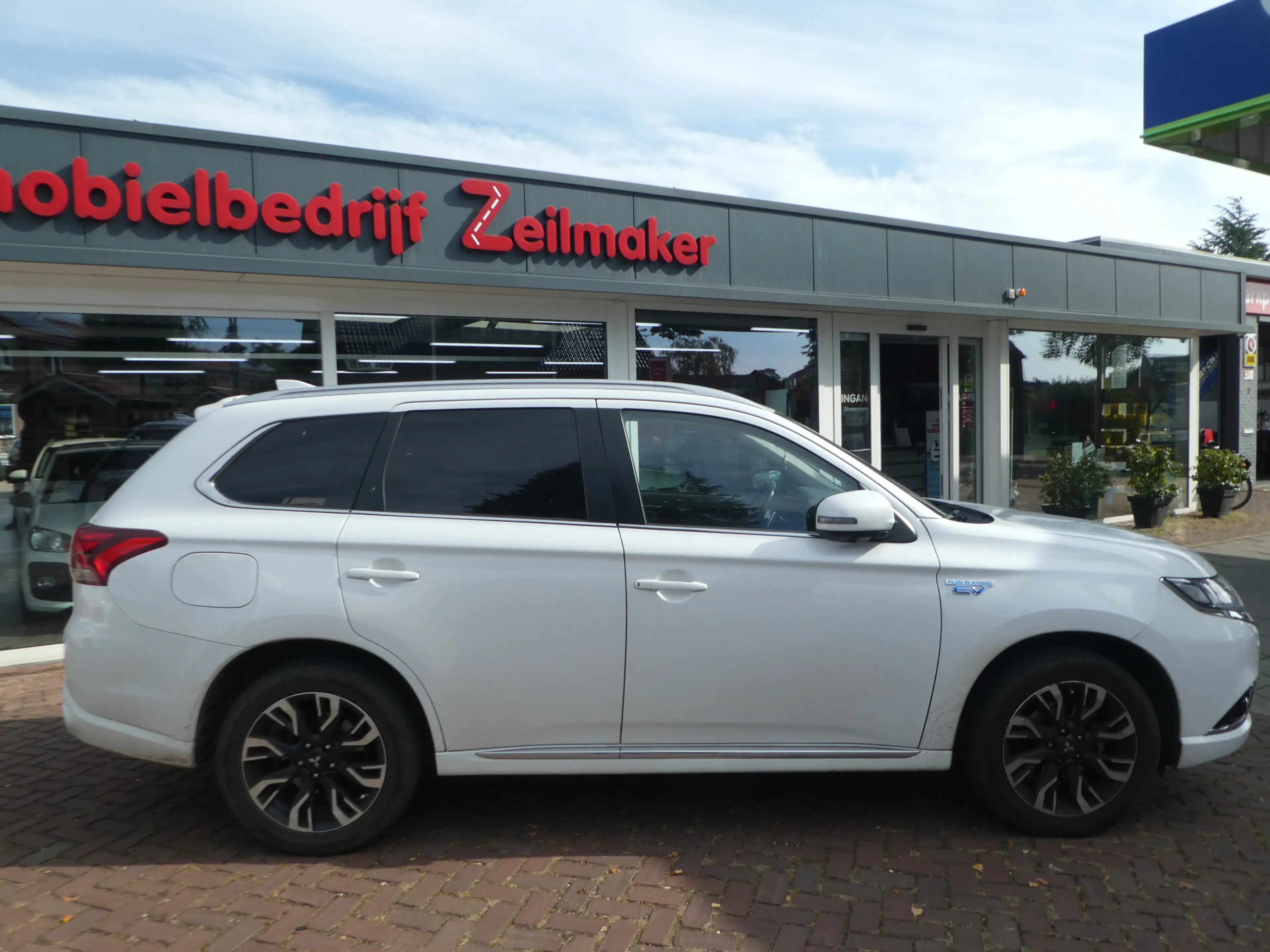 Mitsubishi Outlander 2.0 PHEV Instyle — photo 2