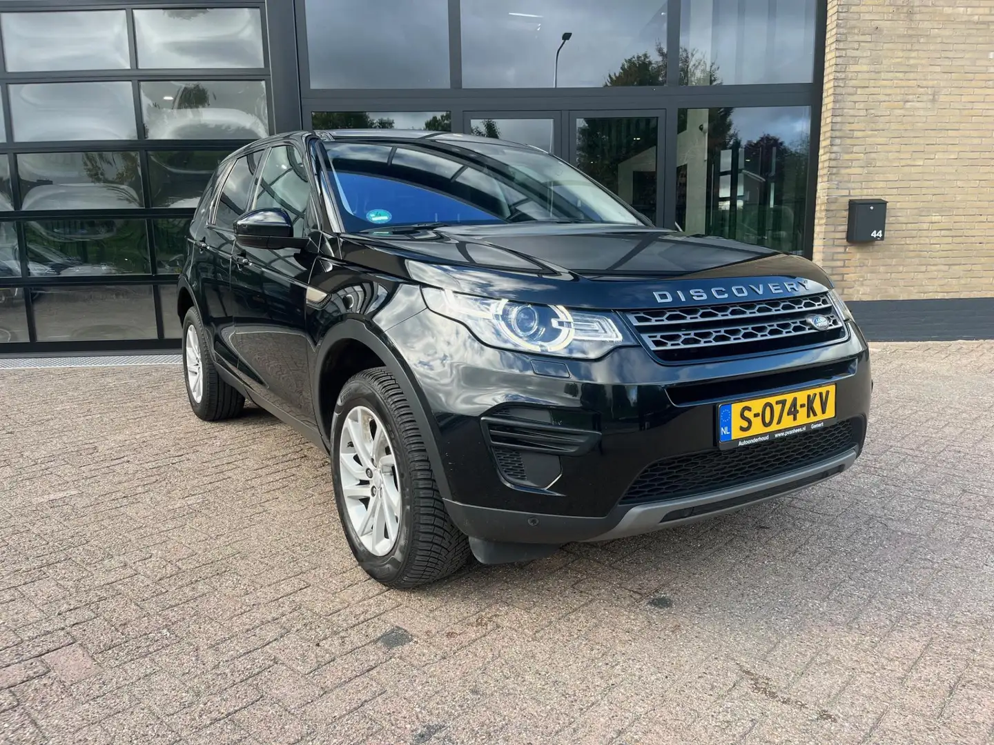 Land Rover Discovery Sport 2.0 Si4 4WD Urban Series SE, Leer, Automaat, Btw Zwart - 2