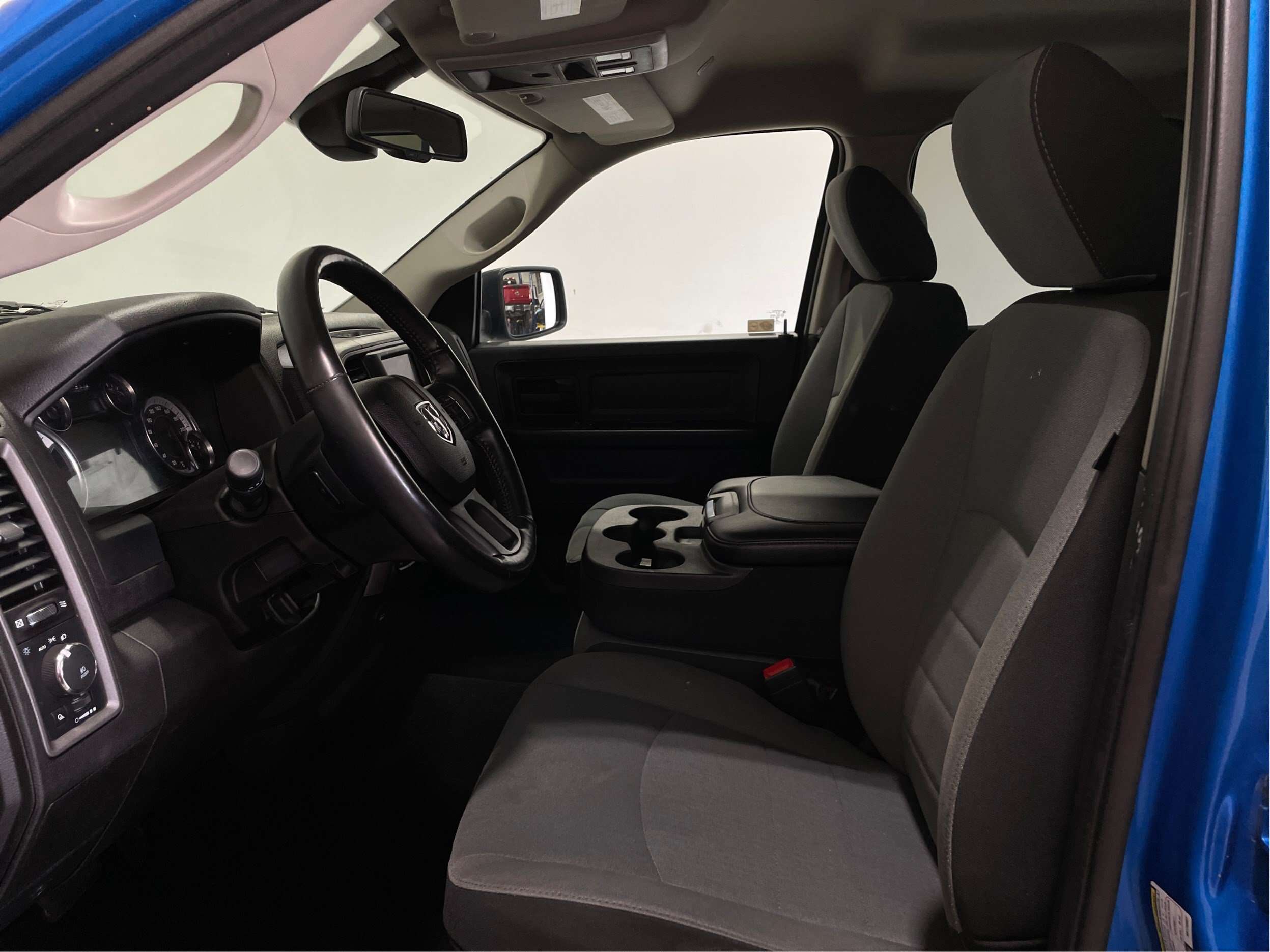 2022 RAM 1500 Express 4x4 Quad Cab 6'4  Box — снимка 1