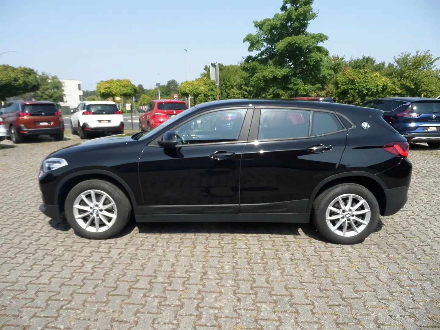 BMW X2 xDrive 20 i Automatik+LED+AHK+Navi+ACC+Cam+1.Hand Schwarz - 1