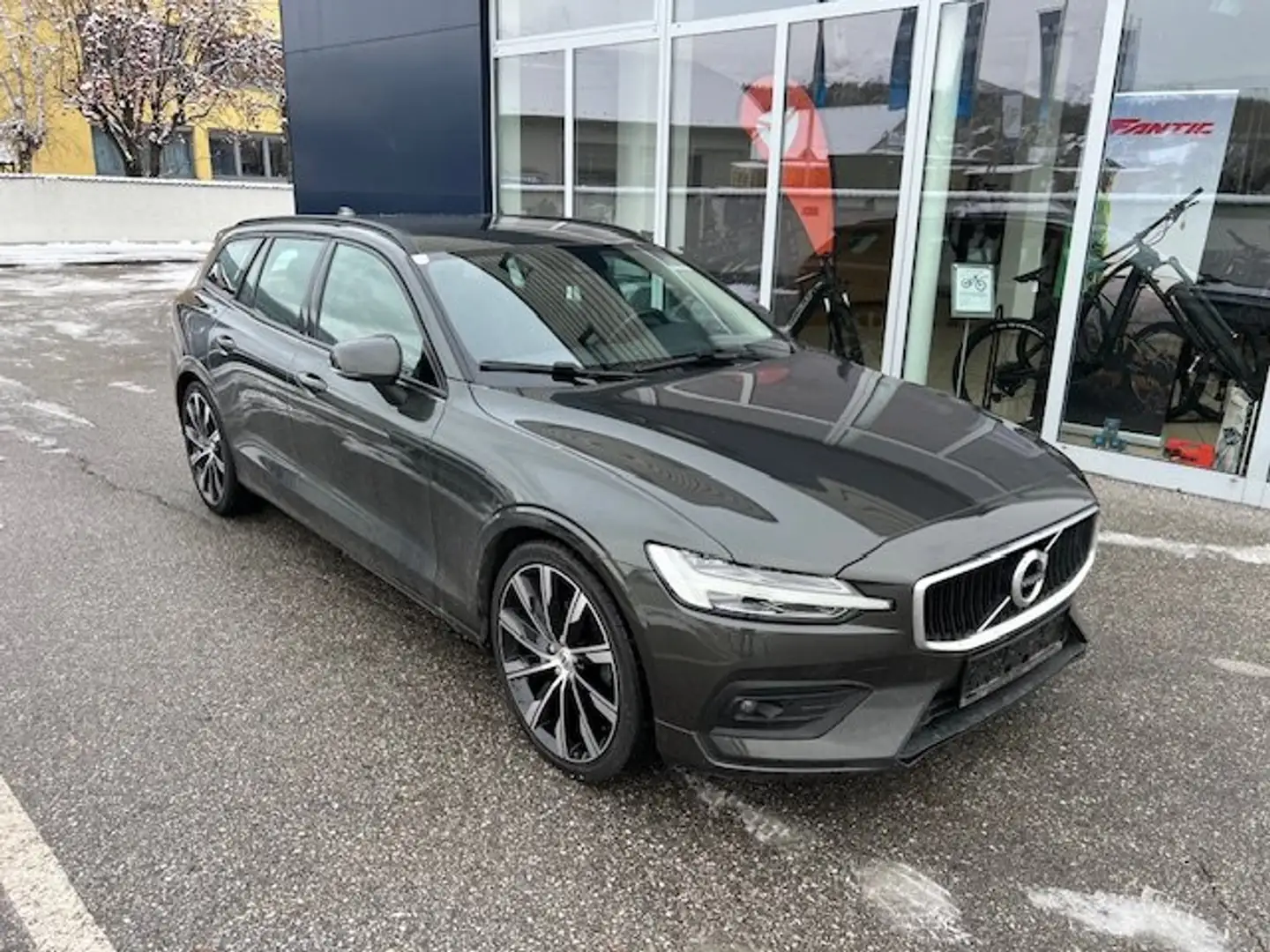 Volvo V60 D3 AWD Momentum Geartronic Diesel Allrad Grau - 1