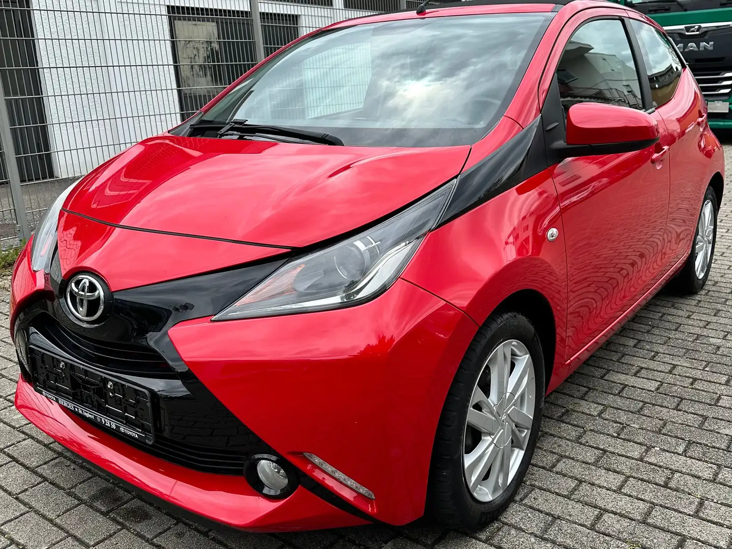 Toyota Aygo x Top Ausstattung/Rückfahrkamera/Faltdach Rot - 1