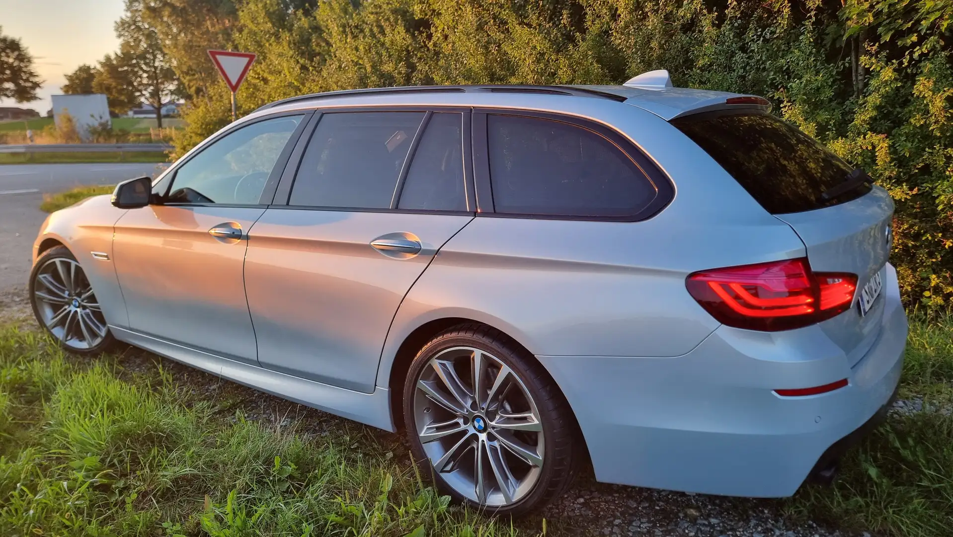 BMW 535 d xDrive Touring Sport-Aut. xDrive BangOlufsen Silber - 2