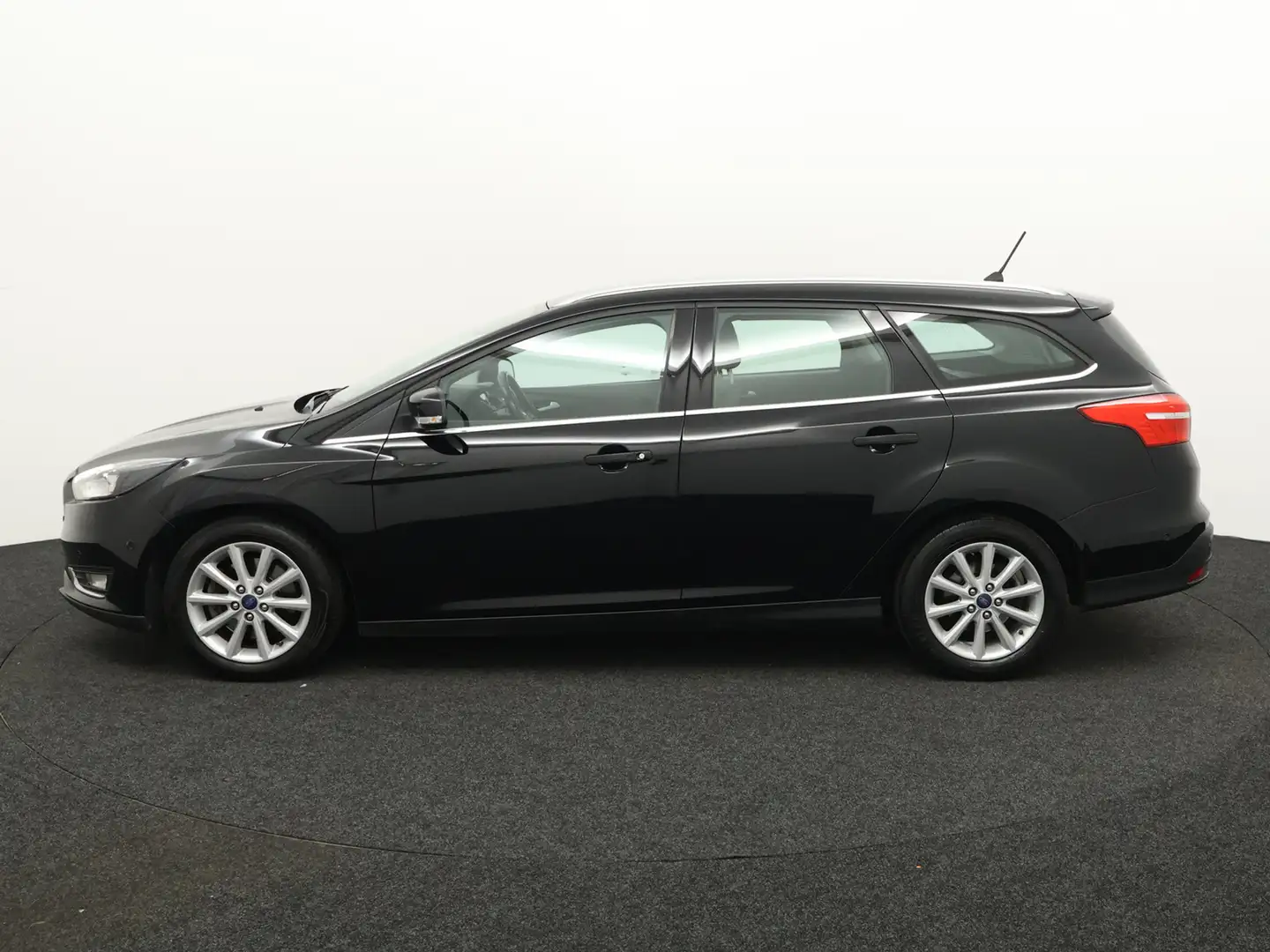 Ford Focus Wagon 1.5 Titanium 150 pk trekhaak  1500 kg  navi Nero - 2