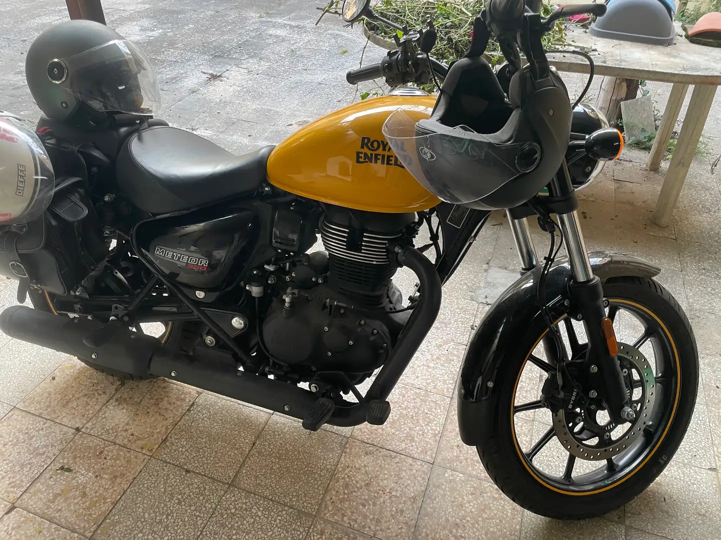Royal Enfield Meteor 350 Giallo - 2