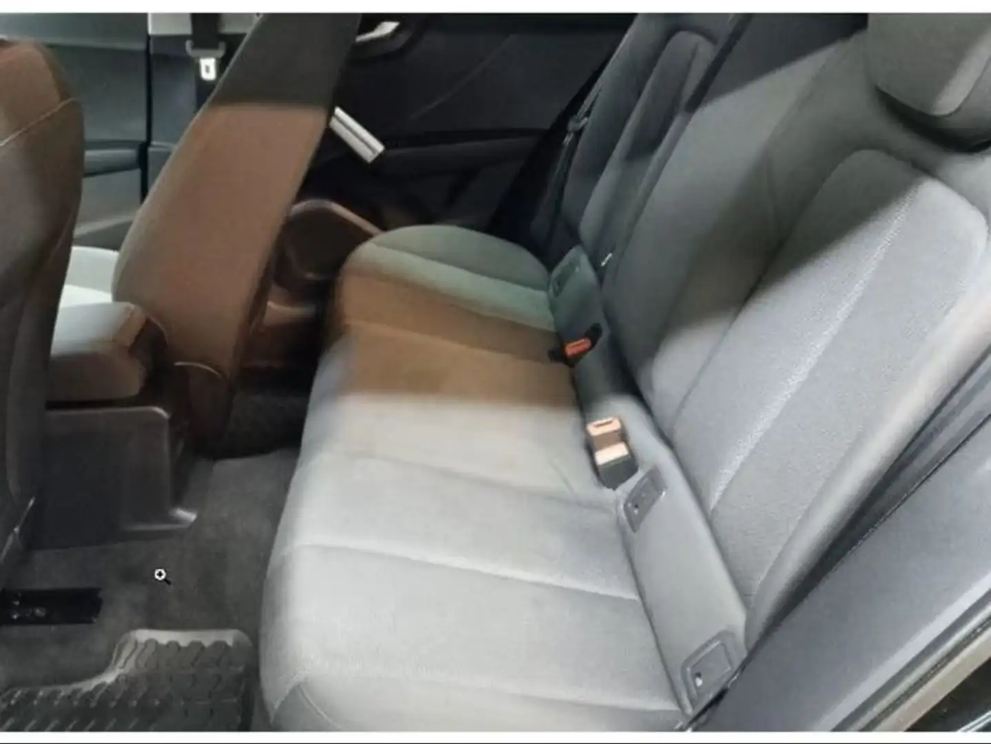 Audi Q2 35 1.5 tfsi S line Zwart - 2