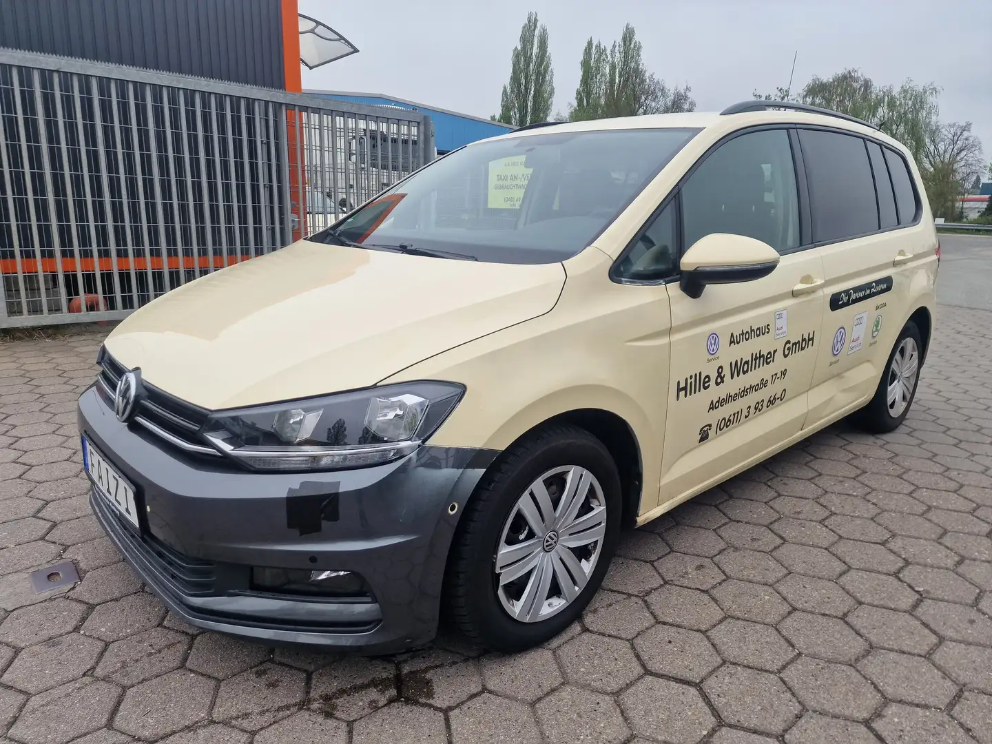 Volkswagen Touran 2.0 TDI SCR DSG 7-Sitzer Automatik Parkassistent Beige - 2