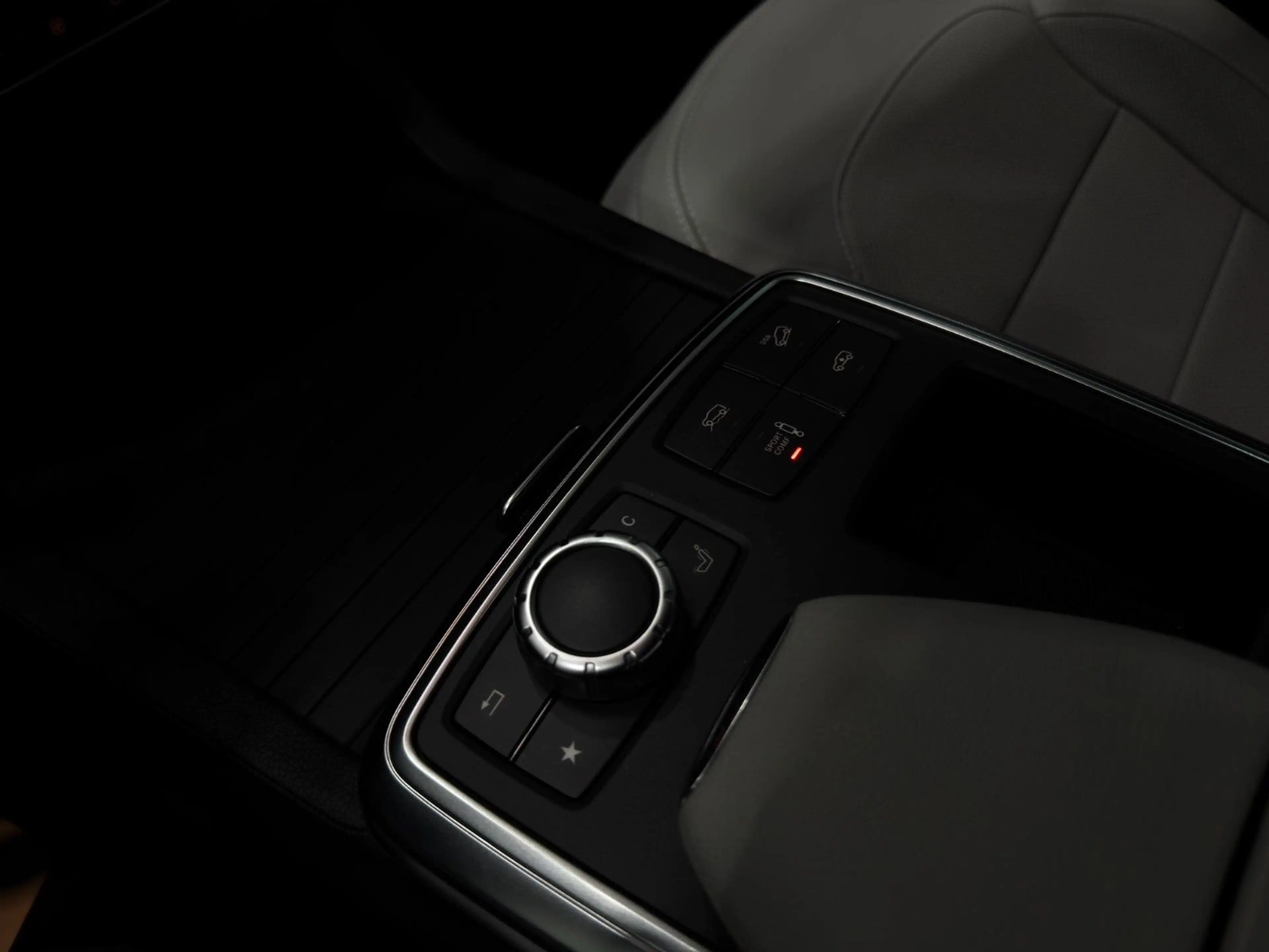 Mercedes-Benz ML 350 /CDI/MASSAGE/4Matic/PANO/360*/SITZBEL/NACH — photo 12